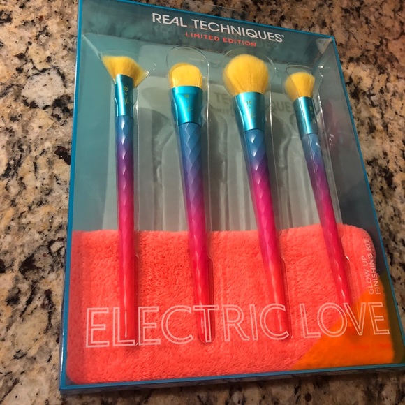 🎁 BNIB New Real Techniques Electric Love Glow Up Brush Set Victoria Lyn Collab - Picture 6 of 6